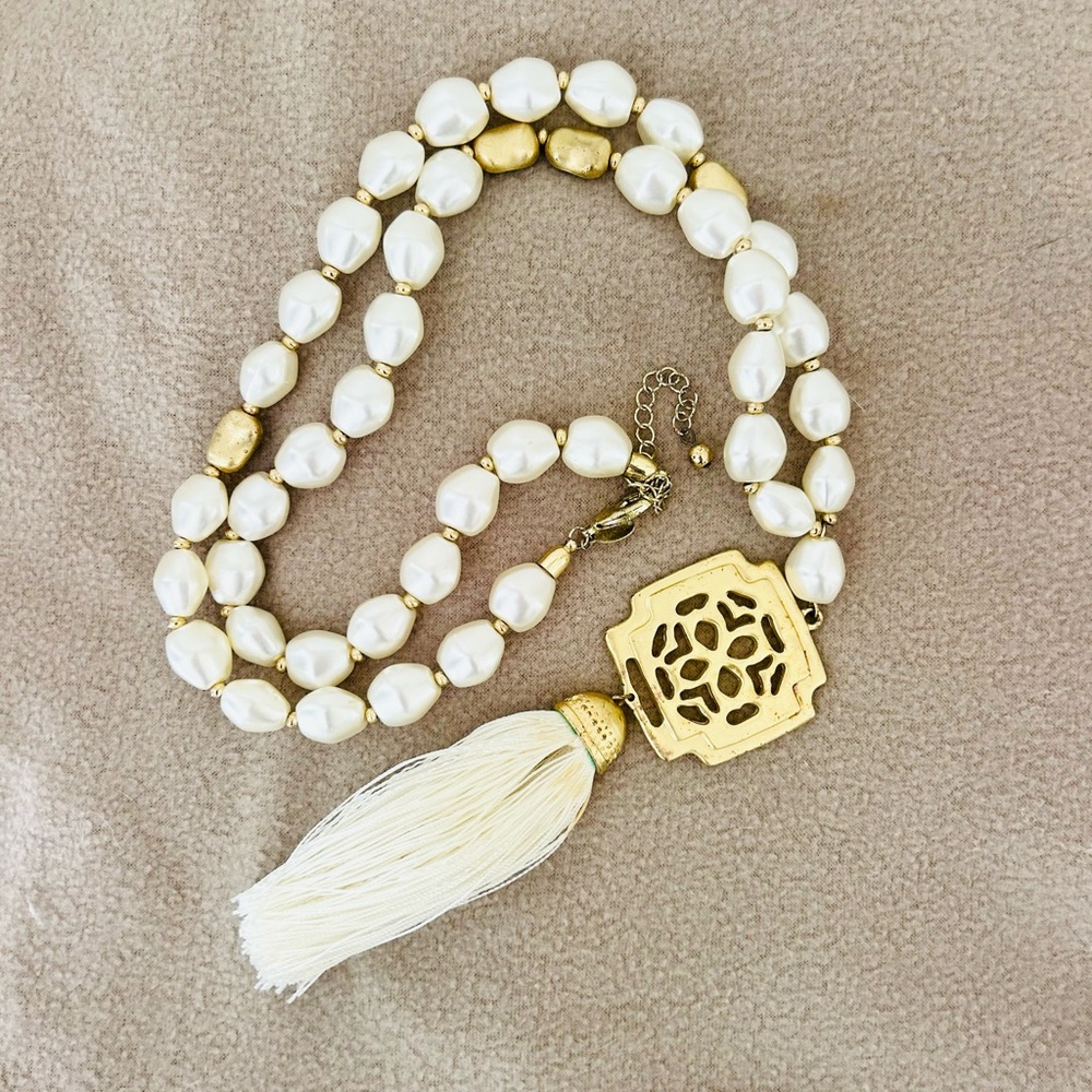 Vintage Faux Pearl Necklace Gold Motif & Tassel Detail